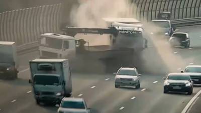Момент столкновения грузовиков в Питере попал на видео