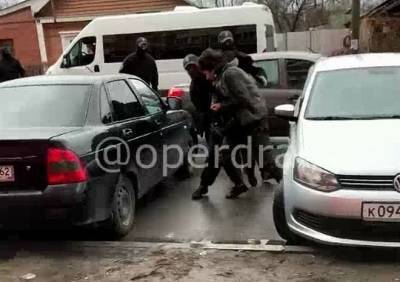 В сети появилось видео с жестким задержанием молодого человека в Рязани