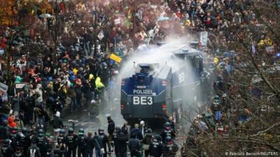 В Берлине около 30 полицейских пострадали в ходе уличных беспорядков