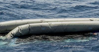 Переполненная резиновая лодка со 130 мигрантами затонула около Ливии