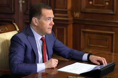 Медведев заявил о возобновлении холодной войны