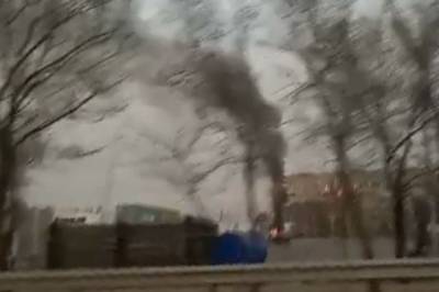 В Хабаровске горел мусор рядом со складом автозапчастей