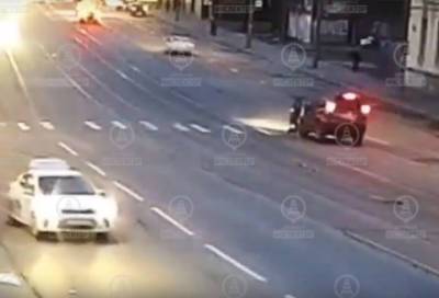 В Петербурге водитель сбил пешехода с самокатом на "зебре"