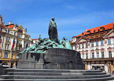 Иностранцы разделись на памятнике Яну Гусу в центре Праги: видео