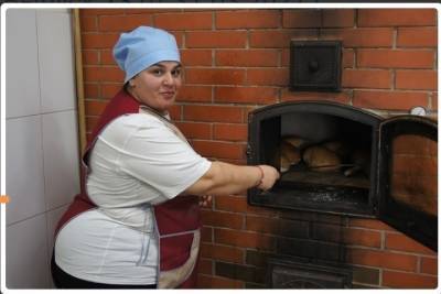 Маринэ Саргсян в Бурятии выпекает в русской печи по 70 булок хлеба на закваске из Питера