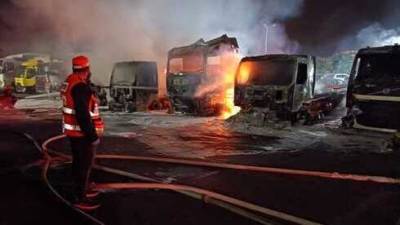 Видео: крупный пожар возле Хайфы: горят грузовики