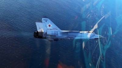 Российский истребитель не дал самолету ВВС США нарушить границы РФ — видео