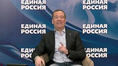 Медведев заявил о возвращении России и США к холодной войне