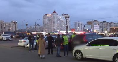 В Киеве вооруженный мужчина взял в заложники мать с ребенком и потребовал выкуп (видео)