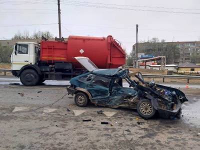 В Трусовском районе Астраханской области "девятка" влетела в мусоровоз, водитель погиб