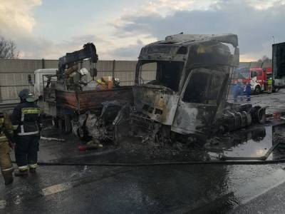 Число жертв аварии на КАД Петербурга, где сгорели автомобили, увеличилось до трех человек