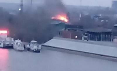 В Тюмени у Моста влюбленных пожар тушили 22 сотрудника МЧС