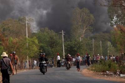 В Мьянме военные власти выдали ордера на арест 26 лидеров оппозиции