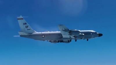 Видео сопровождения американского самолёта-разведчика над Тихим океаном