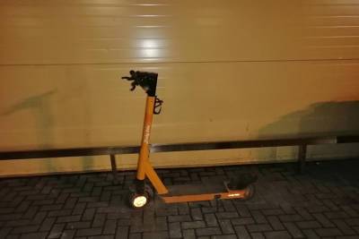 На парковке «Премьера» автомобиль сбил рязанку на прокатном электросамокате