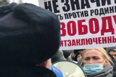 Жительница Новосибирска получила протокол после акции в поддержку Алексея Навального