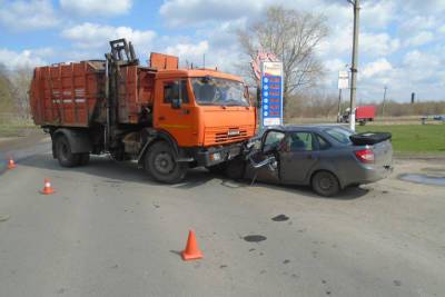 В столкновении мусоровоза и легковушки в Ряжске пострадали два человека