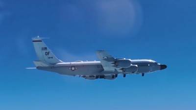 Опубликованы кадры сопровождения самолета ВВС США у границ России