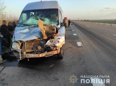 На трассе Киев-Одесса маршрутка въехала в грузовик: есть пострадавшие