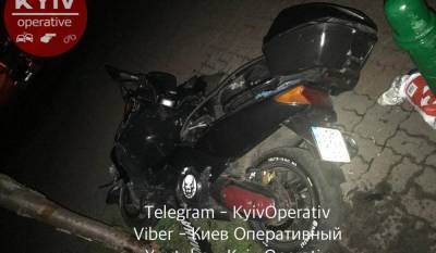 В Киеве водитель мопеда убегал от полиции, но развалился об столб: фото