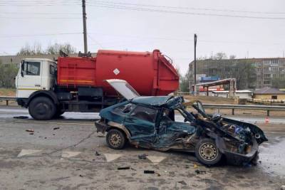 В Астрахани легковушка въехала в мусоровоз: погиб человек