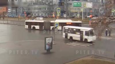 Видео: автобус помял "УАЗ" на перекрестке Ленинского и Народного Ополчения