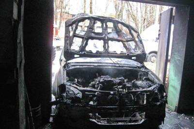 В Смоленске рано утром полыхал гараж. Вместе с гаражом сгорел автомобиль