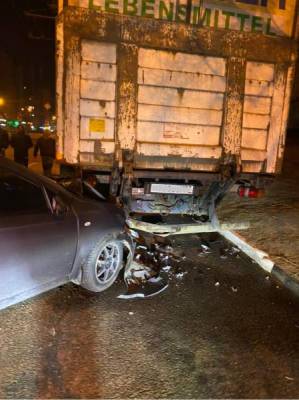 Две женщины пострадали, когда «Шевроле» ночью влетел в припаркованный грузовик в Воронеже