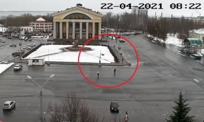 Электромонтажник, который упал с высоты на площади в Петрозаводске, находится в реанимации