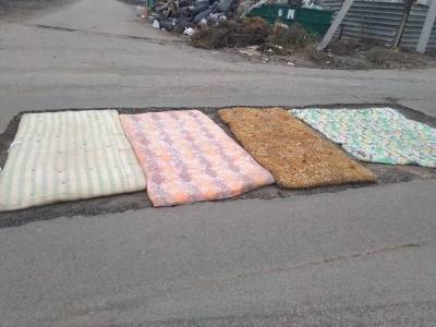 В Челябинской области жители села постелили матрасы на плохую дорогу