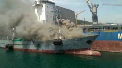 Вспыхнувший в корейском порту российский траулер сняли на видео