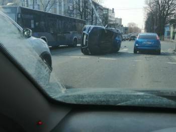 В Вологде на перекрестке Предтеченской и Советского проспекта около часа назад произошло жесткое ДТП