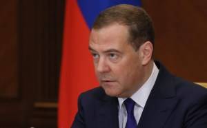 Медведев оповестил о холодной войне между Россией и США