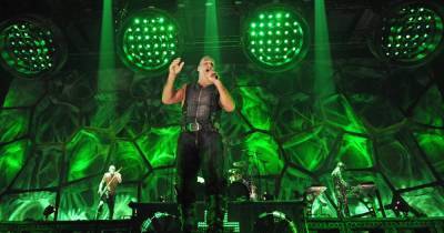 Поет и хулиганит: эпатажные выходки солиста Rammstein в России