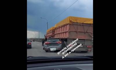 На Сокольском мосту легковушка влетела под грузовик (видео)