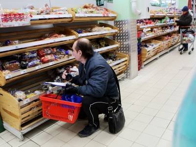 "Хоть какая-то помощь народу": Большинство россиян за продуктовые сертификаты