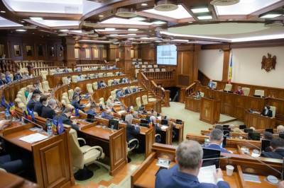 Парламент Молдовы принял декларацию об узурпации власти судьями КС