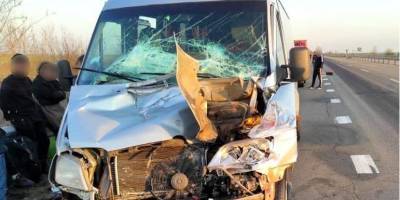 На трассе Киев — Одесса маршрутка с пассажирами врезалась в грузовик, пятеро пострадавших