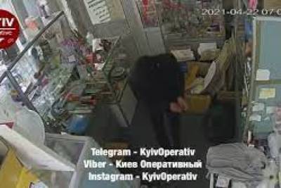 Зато был в маске: в Киеве на видео попал наглый вор-"гопник"