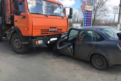 Пострадавших в ДТП с мусоровозом в Ряжске высвобождали спасатели