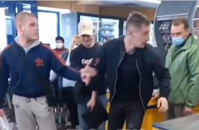 В Запорожье пьяные молодчики подрались с охранником супермаркета