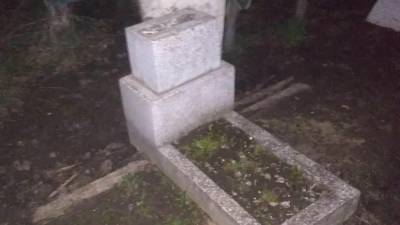 Пьяные мама и сын ограбили могилу в Одесской области