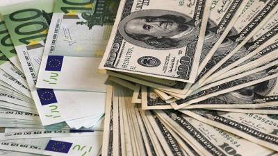 Биржа: евро и доллар потеряли почти по три копейки на торгах 23 апреля