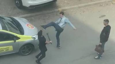 Во Владивостоке на видео попала яростная драка между таксистом и пассажиром
