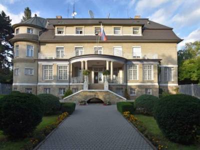 В Чехии облили кетчупом стены российского консульства
