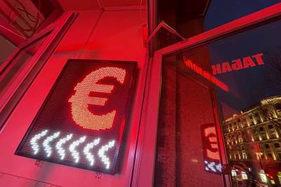 Курс евро на выходные и понедельник снизился до 90,47 рубля