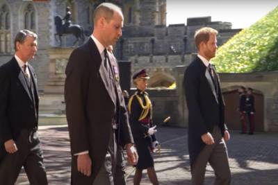 Эксперт по губам раскрыл, что принц Уильям сказал Гарри на похоронах Филиппа
