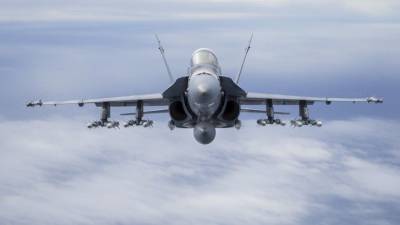 Истребители F-18 контролировали полет российских Ту-142 над Тихим океаном
