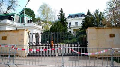 Неизвестные облили кетчупом посольство России в Чехии