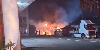 Поджог в Нешере: полностью сгорели 8 грузовиков